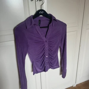 Topp - Fin lila topp.  Normal längd, sitter tajt.   Väldigt fin på!😍  Använd 2 gånger. Så i bra skick✨