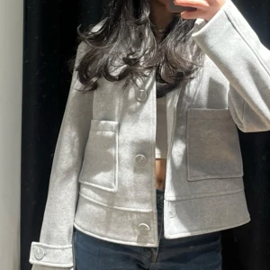 Grå kappa från lager 157 - Säljer min lager kappa som är köpt för 400 för 200. Den är i bra skick och ny. Skriv för mer info🤍