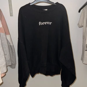 Svart och vit sweatshirt med tryck - Två sweatshirts i svart och vit med texten 'forever' och 'friends'. Båda har ett hjärta på ryggen och är långärmade med en avslappnad passform.