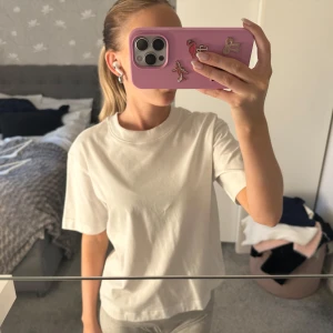 Vit t-shirt - Vit T-shirt med en oversized passform från Gina tricot i storlek xxs🩷aldrig använd