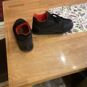 Säljer ett par  säljer ett par Christian Louboutin gammal model i storlek 44/43 - Säljer ett par .Christian Louboutin gammal model i storlek 44/43
