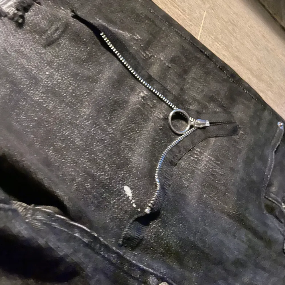 Snygga svarta jeans med coola slitningar och detaljer. De har en dragkedja och klassisk femficksdesign. Perfekta för en avslappnad stil med en edgy touch. Pris kan diskuteras. Oanvända . Farkut & Housut.