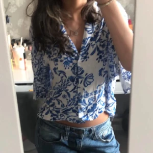 Blus, H&M - Redan lagt upp den här annonsen sedan innan men lägger upp den igen då ni har chansen att få gratis frakt (gäller endast i 7 dagar f.o.m. den 8 december) !!  kolla min tidigare annonsen för beskrivning om blusen💛  spara 40 kr !!!