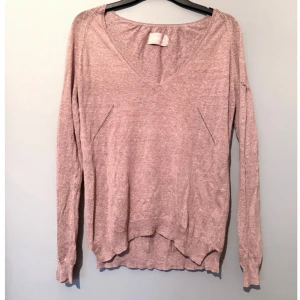 Rosa linnetröja från Zadig & Voltaire - Snygg rosa (grå mörkrosa)  tröja från Zadig & Voltaire i linneblandning. V-ringad tunn tröja. . Små stenar på vänster ärm.