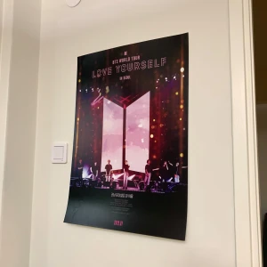 Bts - En snygg affisch som passar perfekt i ditt rum! Den är 50x70 cm och tryckt på riktigt bra papper. Vill du veta mer eller köpa den? Hör av dig!
