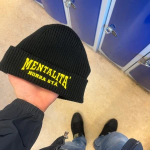 Mössa - Fet Norra Stå mössa använd 1 gång.