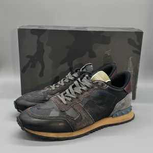 Valentino Rockrunners - - Skick 7/10  - Tillbehör: Box  - Nypris: 8500 SEK  - Storlek: 42