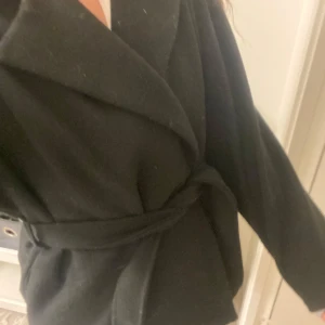 Svart kappa - Svart kappa storlek S/M. Lite nopprig