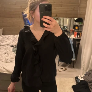 Blusar 2x - Dessa två blusar är knappt använda och är i super skick, jag säljer båda i samma, första blus ifrån veromoda och andra blus ifrån Zara! ‼️kan gå ner i pris vid snabbare affär‼️
