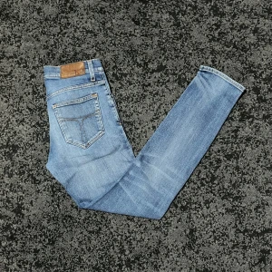 Tiger of Sweden Jeans - Tjena! Säljer nu ett par Tiger of Sweden jeans i storlek 29/32. Den är väldigt fräscha och har en snygg blå färg. Modellen är Pistolero och den sitter slimfit. Kom gärna med frågor och priset är inte hugget i sten!☺️