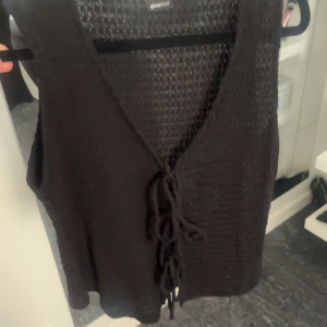 Svart topp Gina  - Svart knyt topp från Gina. Använd 2-3 gånger! Pris går att diskuteras