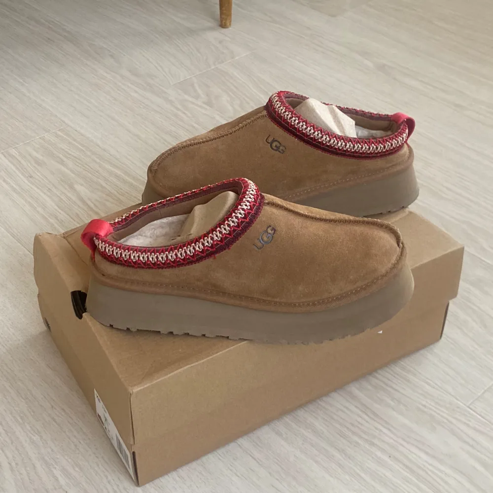 Säljer ett par tasman platform UGGs. Aldrig använda utomhus, enbart testade. Fick hem de för 3 dagar sedan och tyvärr är de en storlek för små. Säljer du ett par i 39 kan jag tänka mig att byta om de också är i nyskick. Normala i storleken SVINSNYGGA! . Kengät.