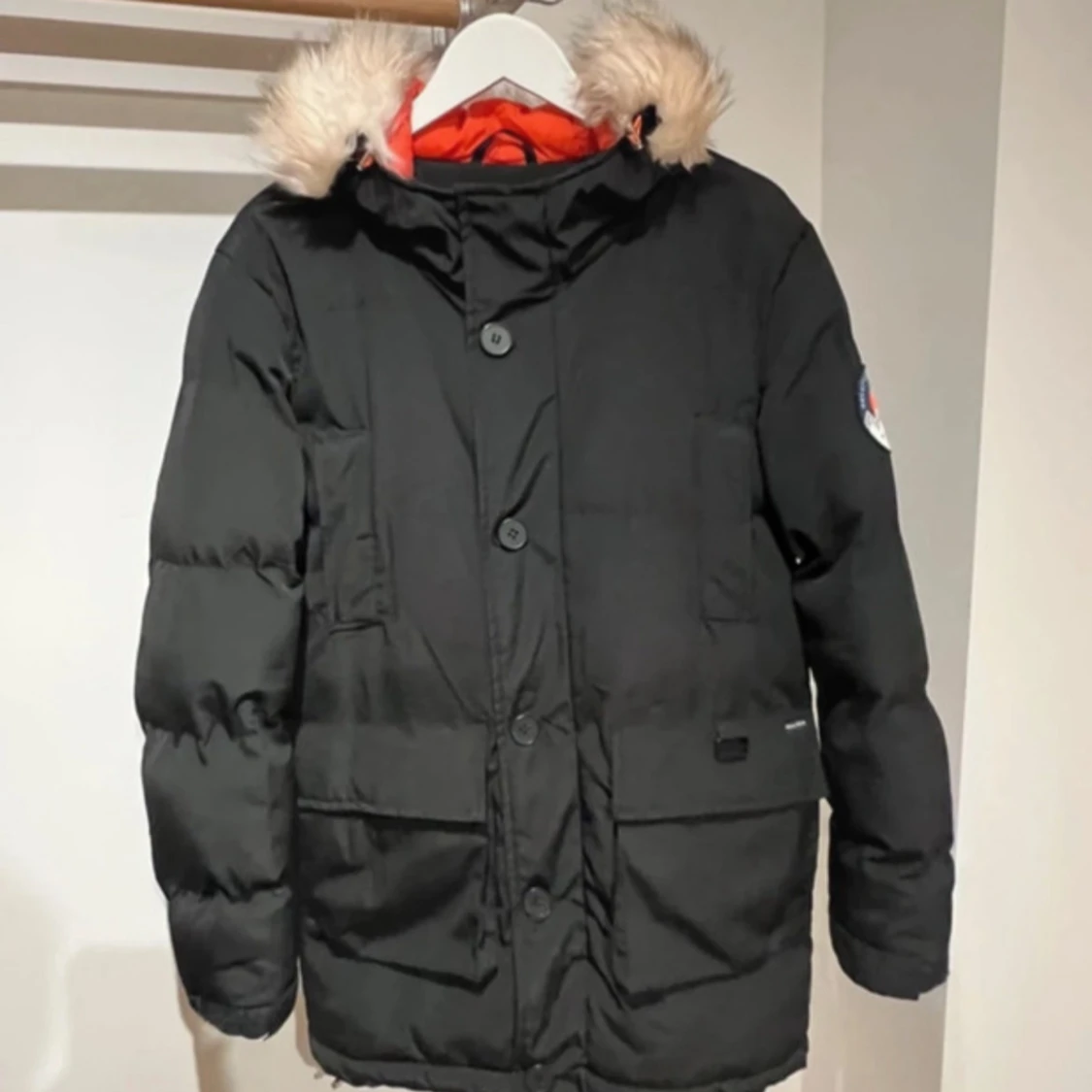 Svart dunjacka från Bellfield