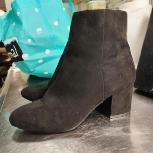 Svarta mocka boots - Snygga svarta boots i mocka med klack. Perfekta för både vardag och festliga tillfällen. Stilren design som passar till det mesta.