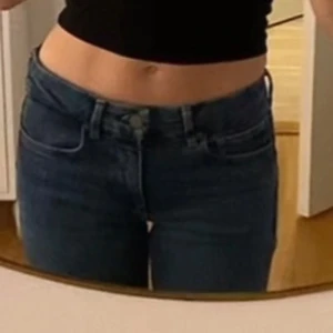 Bootcut jeans zara  - Skriv om ni vill ha fler bilder. Pris kan diskuteras vid snabbt köp. Ganska lågmidjade 