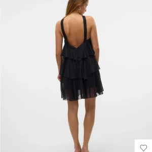 Svart volangklänning - Säljer min superfina klänning som är öppen i ryggen, klänningen är helt oanvänd. Nypris 900 kr och därav priset. Skriv ifall du har fler frågor eller vill ha bilder på hur den sitter på 💕💕💕