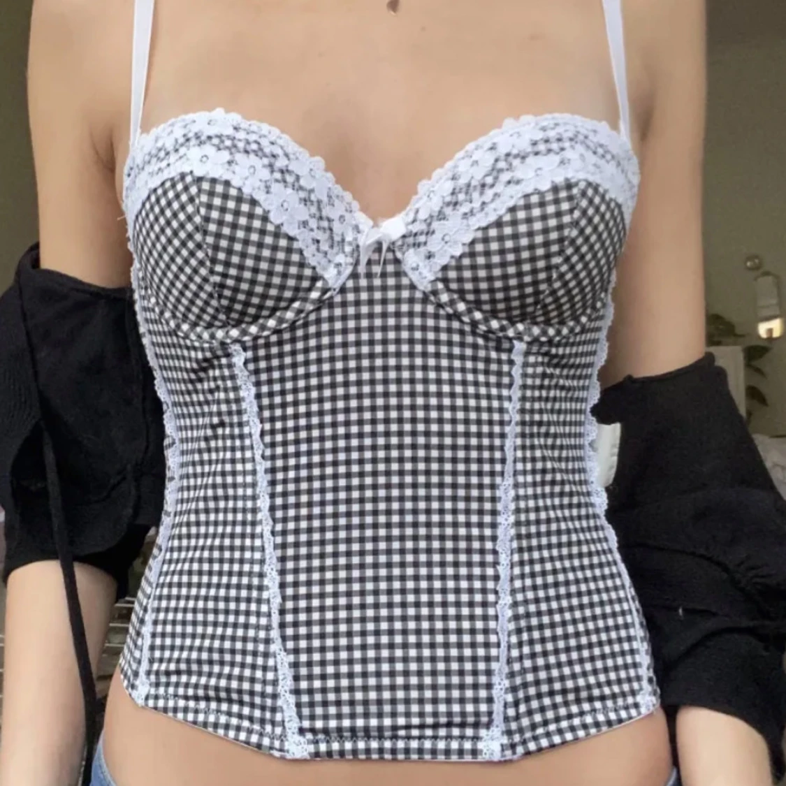 Svartvit rutig korsett med spetsdetaljer