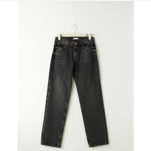 Svarta jeansbyxor - Snygga svarta jeansbyxor med en klassisk straight passform. De har en knapp och dragkedja framtill samt fem fickor. Perfekta för en stilren look.