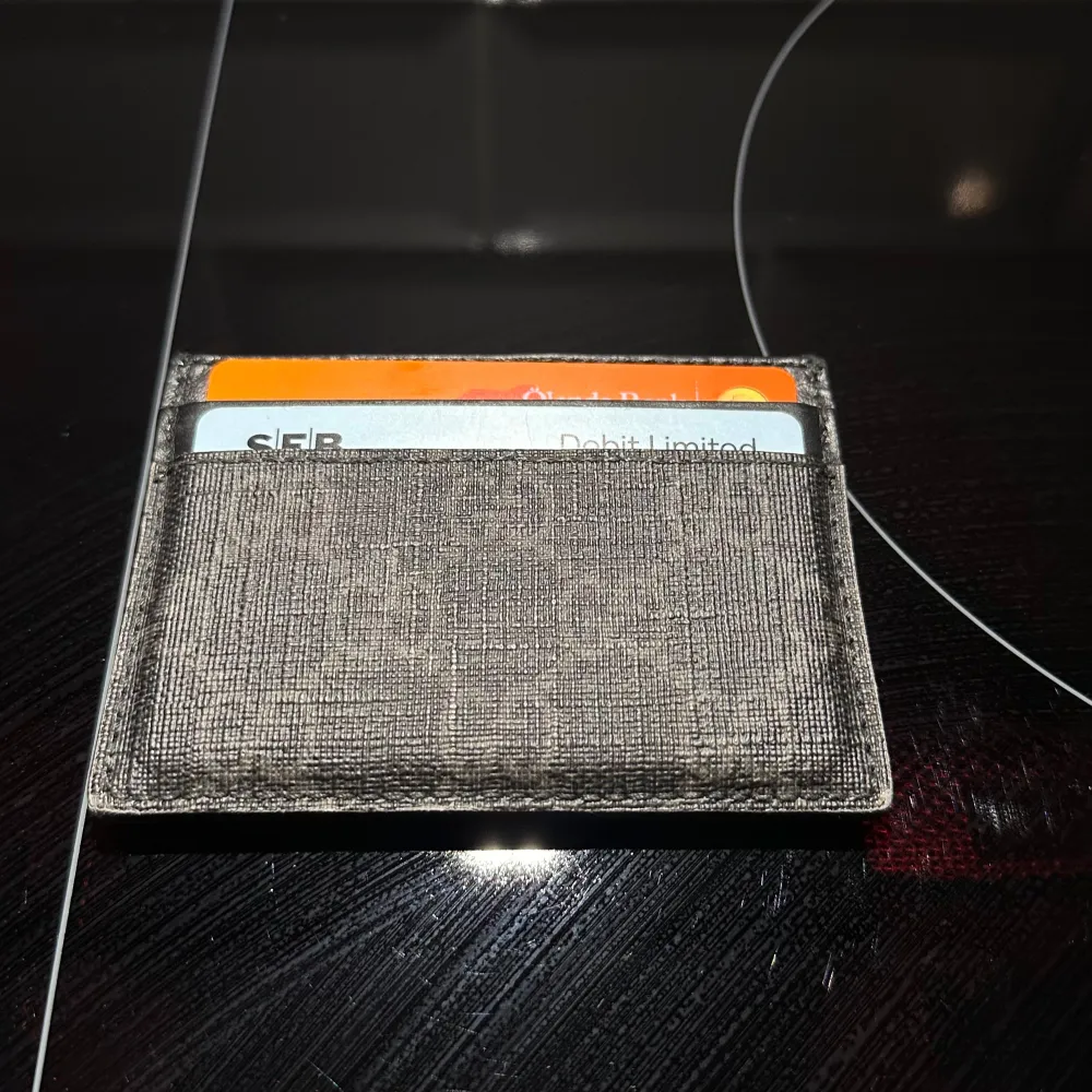 En snygg Gucci Cardholder, perfekt för att organisera korten! Ruggit bra skick och pris! Vid snabb affär kan jag gå ner mig lite till. Asusteet.