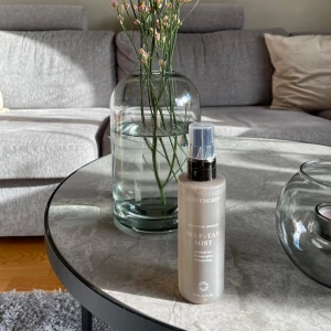 Ny Löwengrip Self-Tan Mist - Säljer en Self-Tan Mist från Löwengrip. Denna spray ger en naturlig solkysst look och är perfekt för att fräscha upp huden. Flaskan är stilren och enkel att använda med en praktisk sprayfunktion.