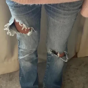 Blå jeans med slitningar - Asss snygga blå jeans från Diesel med coola slitningar på benen. Innerbenslängs är ca 80 och midjemått rakt över är 37cm. (Lånade bilder) skriv för egna eller frågor💕💕