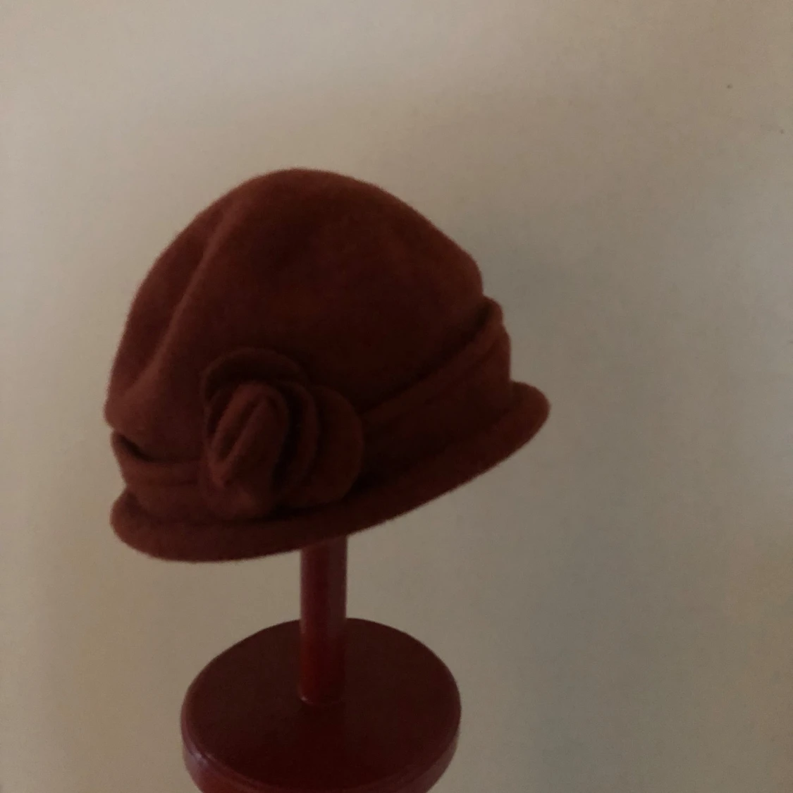 Röd hatt med blomdekoration 