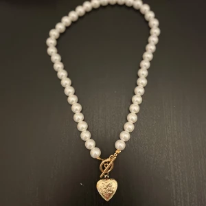 Pärlhalsband med hjärthänge - Elegant pärlhalsband med ett guldfärgat hjärthänge