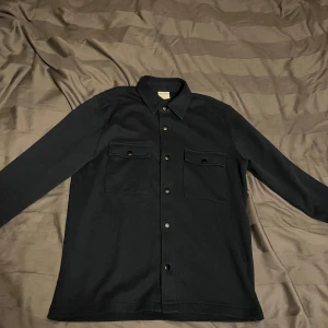 Selected Homme Overshirt  - Tjena! Säljer en stilren mörkblå overshirt från Selected Homme i storlek S. Skicket är mycket bra och den är knappast använd. Inga defekter! Nypriset: 599kr    Hör av dig vid minsta fundering🙌