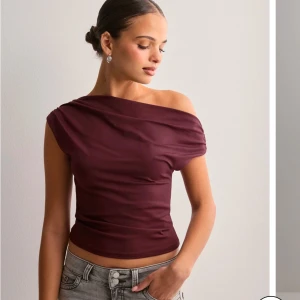 Micro topp Gina Tricot - Burgundy one shoulder topp från Gina Tricot i jätteskönt material! Helt ny, har inte kommit till användning och returrätten har gått ut :( Slutsåld! Även lagt ut annonsen på Vinted 