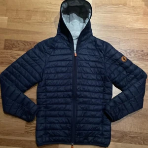 Save the duck jacka - En snygg save the duck jacka som är i mycket bra skick! den är i storlek XS ungefär!👍 Bara att skicka till mig vid frågor osv!🙌