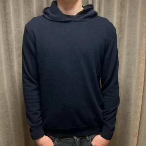 Oscar Jacobsson stickad hoodie - En schysst Oscar Jacobsson hoodie  i strl M | Modellen på bilden är 184 cm | Bra skick |