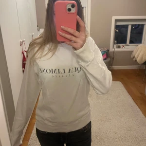 Vit sweatshirt från Acqua Limone - Säljer en vit sweatshirt från Acqua Limone med tryck av en gul citron på baksidan och text på framsidan. Tröjan har långa ärmar och en rund halsringning. Tröjan är i bra skick och i storlek xs 💕