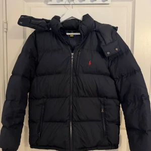 Ralph lauren jacka - Ralph lauren jacka i färgen navy, storlek xl i barn vilket motsvarar S, använd 4 gånger och den är köpt på Nk, Tagsen medföljer ej då jag inte hittar dem längre