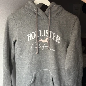 Hollister hoodie - Grå hoodie från Hollister, storlek XS. Väldigt mjuk och skön och lite luddig på insidan