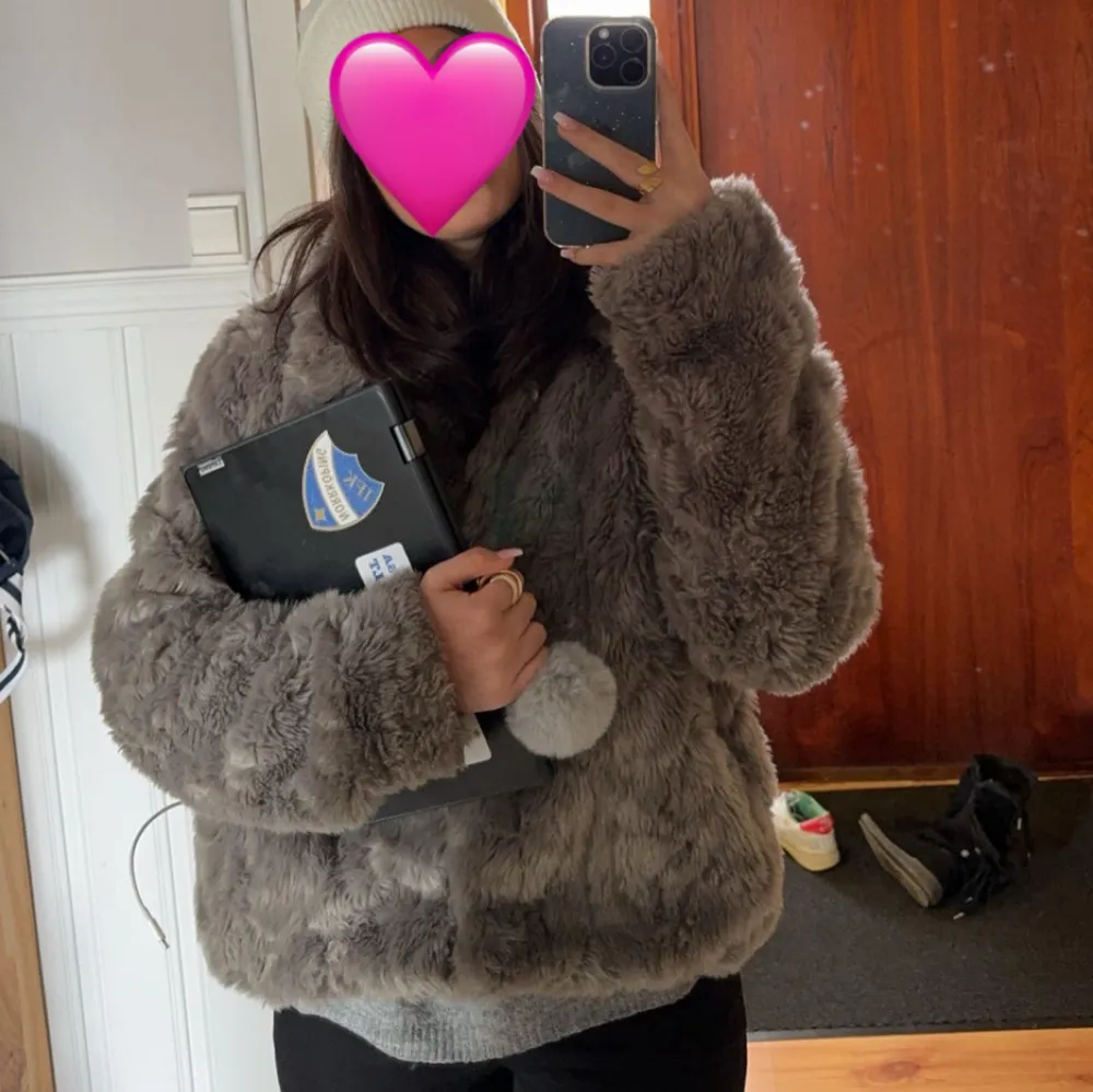 Mysig grå teddyjacka med långärmade ärmar. Perfekt för kyliga dagar när du vill hålla dig varm och bekväm. Jackan har en fluffig och mjuk textur som ger en trendig look. Köpt för 1000 . Takit.