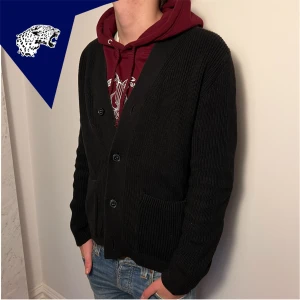 THESE GLORY DAYS CARDIGAN - These glory days cardigan | Skick: 9/10 | Strl S | Modellen är 180cm | Hör av dig om du undrar någonting!