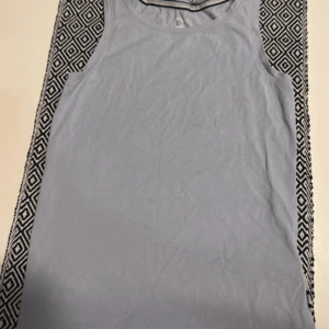 Grå linnetopp - Säljer en enkel och stilren grå linnetopp. Perfekt för varma dagar eller som lager under en tröja. Linnet är tillverkat i ett mjukt och bekvämt material.