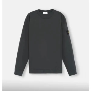 Grå sweatshirt från Stone Island - Säljer en stilren grå sweatshirt från Stone Island med deras ikoniska märke på ärmen. Tröjan har en klassisk rund hals och långa ärmar. Som man ser på sista bilden fins det två SMÅ hål som man inte märker av när man har på sig tröjan, annars bra skick. nypris 2999 