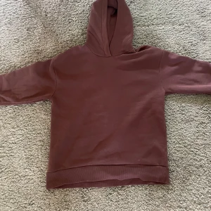 Brun hoddie  - Brun hoddie från Gina tricot, jätte bra sick. Skriv om ni har några frågor eller vill ha fler bilder 