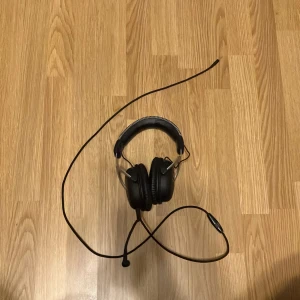 Hyper x hedset  - Hyper x hedset använt cirka 1 månad säljer för min son fick ett nytt u födelsedagspresent 