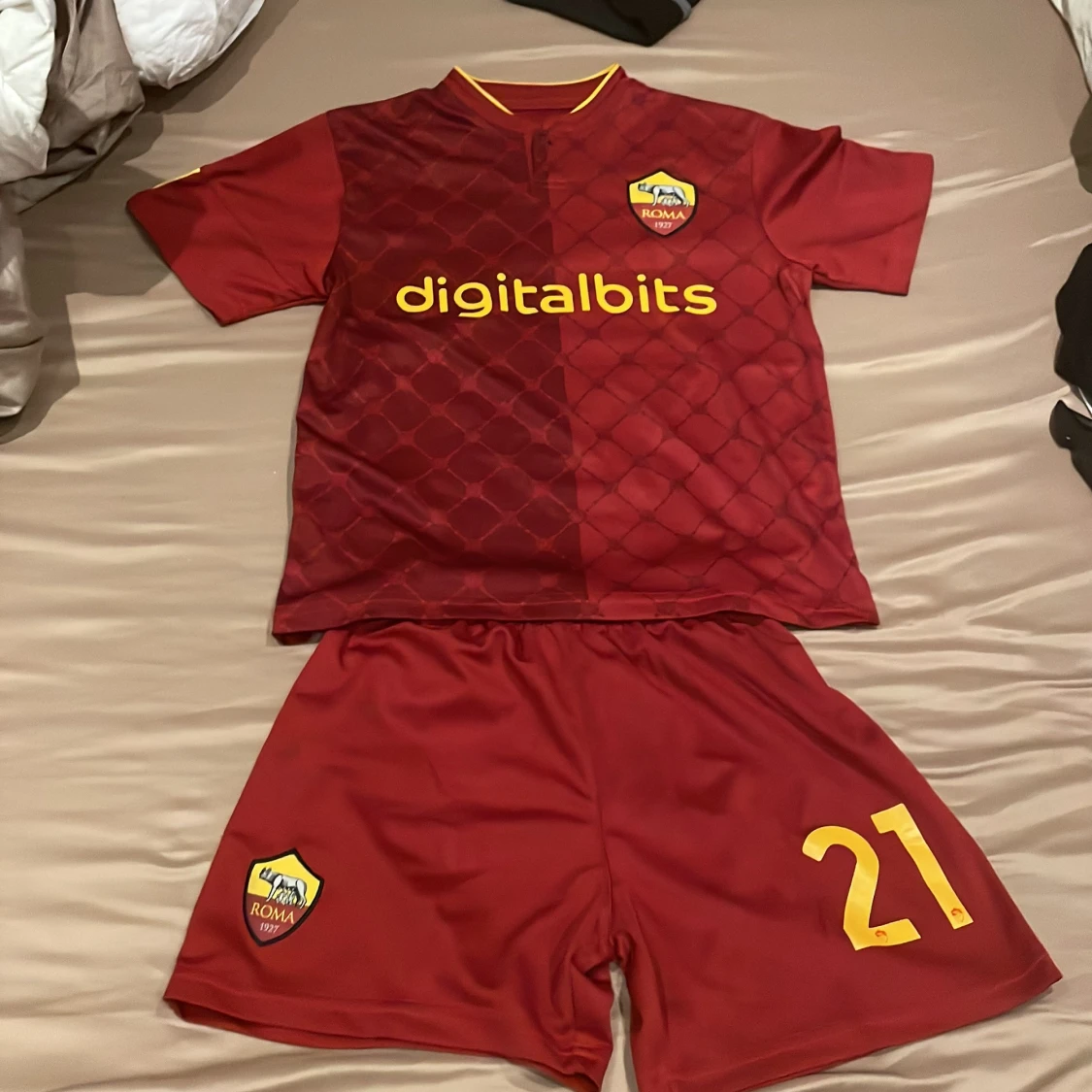 Röd AS Roma fotbollströja med shorts
