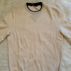 Ermenegildo Zegna Sweatshirt  - Säljer nu min riktigt feta tröja ifrån Ermenegildo Zegna. Nyskick & nypris på cirka 7499kr. Hör av er vid frågor & funderingar!🤝