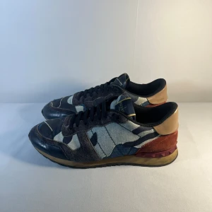 Valentino rockrunner - Säljer dessa riktigt snygga skor ifrån Valentno | Pris: 2599 | storlek: 43 | skick: 8/10 | har du fler frågor eller funderingar är det bara att skriva 😀👍✅