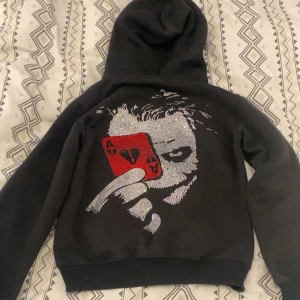 ”Masteme Joker” Limited edition  - Säljer en Svart Masteme hoodie med deras limiterade Joker på ryggen Storlek S knappt använd 