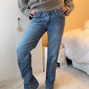 Jeans - Så snygga lågmidjade jeans. 39cm över midjan och 81cm i innerbenet💙