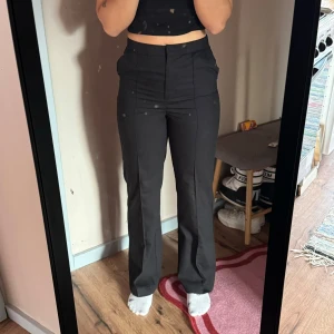 Raka kostymbyxor Misslisibell x NA-KD - Aldrig använda. De va tyvärr för tighta på mig. Högmidjade och långa i benen, jag är 170 cm. Skulle säga att de är mer strl 36 än 38. Inte stretchiga.   Katt finns i hemmet!  NAKD x Misslisibell
