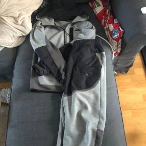 nike tech fleece - en nike tech perfekt kondition, koftan är i xs vuxen och byxorna i S vuxen