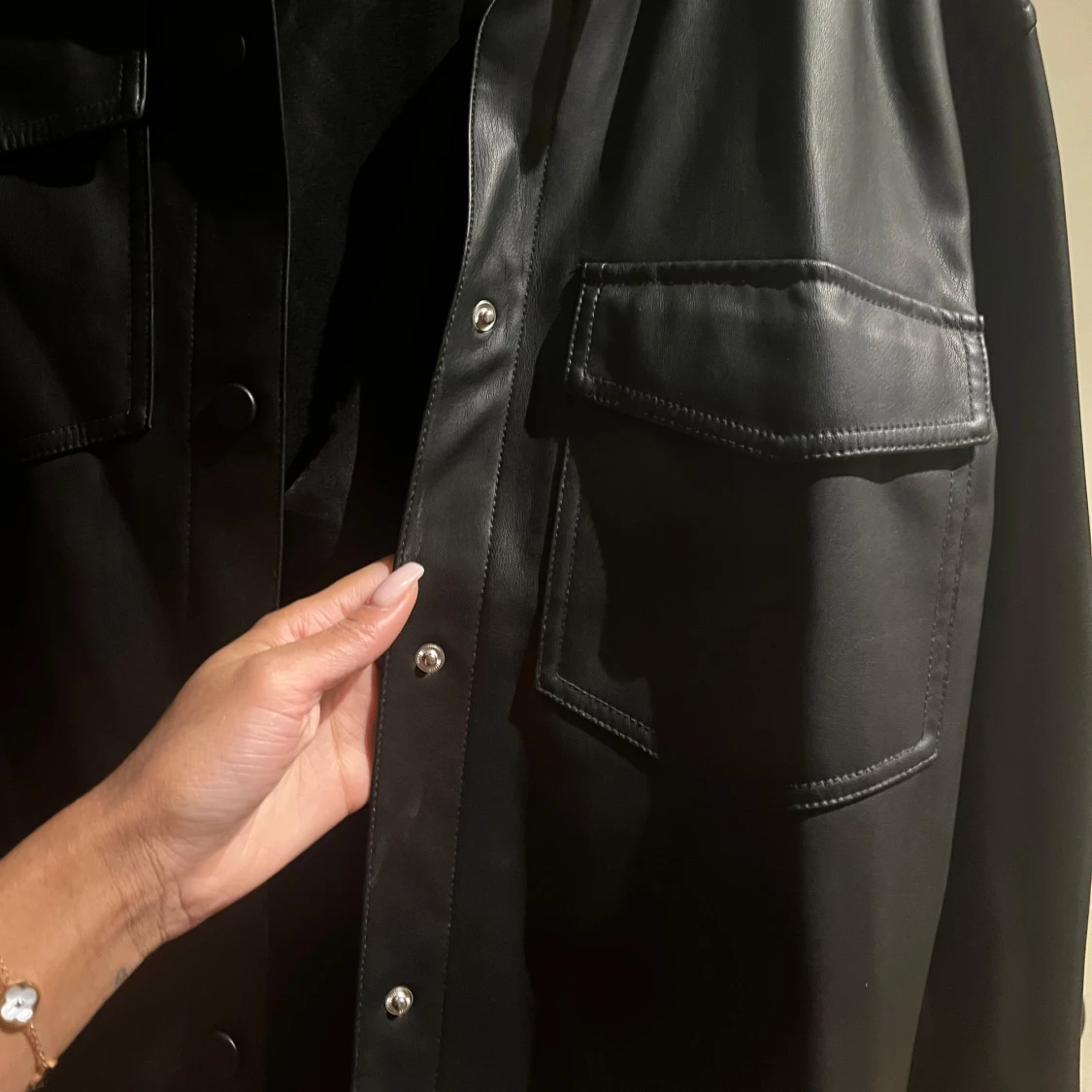 Svart oversized skinnjacka - 90