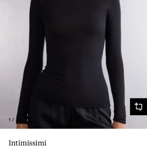 Svart långärmad topp från Intimissimi - Snygg och stilren svart långärmad topp från Intimissimi. Perfekt för lager-på-lager eller att bära som den är. Enkel design som passar till många olika outfits. 