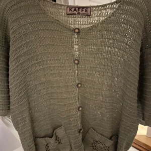 Kofta  - Supersöt kortärmad kofta, perfekt att ha över ett linne 💚köpt på second hand men jag har aldrig använt den! 